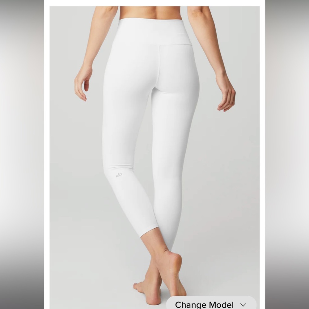 Alo highwasted airbrush.Size Medium in ivory 68$